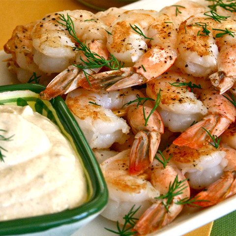 GRILLED PRAWNS WITH LEMON DILL DIP